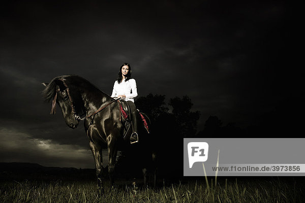 Junge Frau reitend auf ihrem Pferd