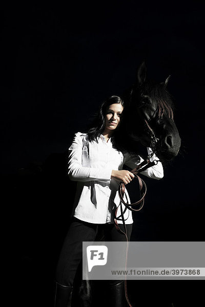 Junge Frau und ihr Pferd