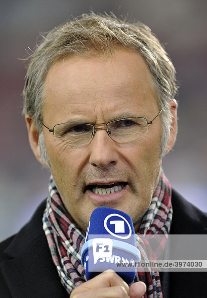 Moderator Sportreporter Reinhold BECKMANN  ARD  mit Mikrofon