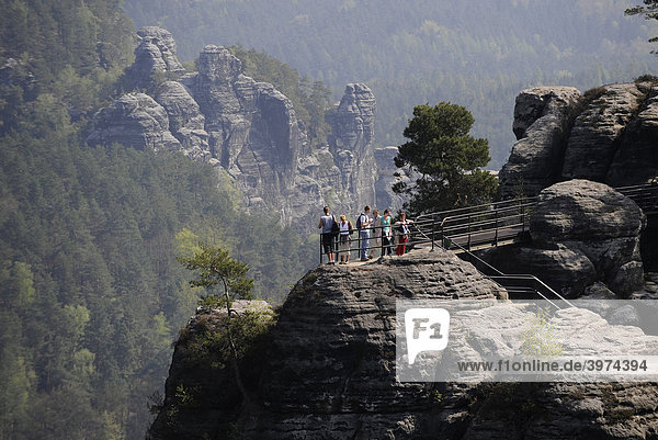 Touristen auf Aussichtsplattform und Felsformationen der Bastei  Sächsische Schweiz  Elbsandsteingebirge  Freistaat Sachsen  Deutschland  Europa