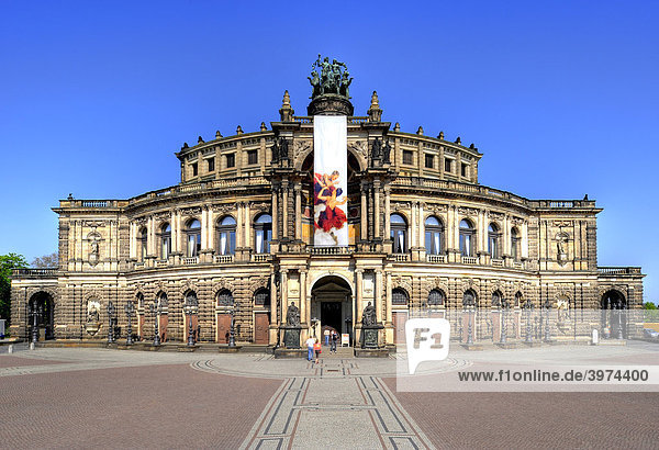 Semperoper beflaggt am Theaterplatz  Dresden  Freistaat Sachsen  Deutschland  Europa