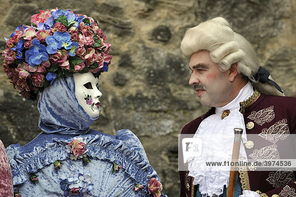 Leben im Zeitalter des Barock im 18. Jahrhundert  Venezianische Maske  Mann in venezianischer Kleidung  Schiller Jahrhundertfest  Marbach am Neckar  Baden-Württemberg  Deutschland  Europa