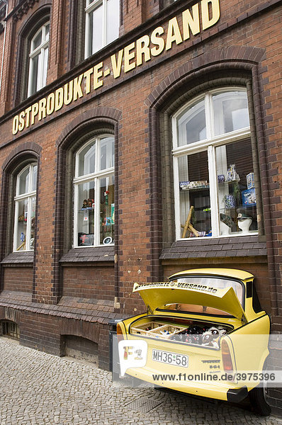 Fassade eines Versandhandels für Produkte aus der ehemaligen DDR  Tangermünde  Sachsen-Anhalt  Deutschland