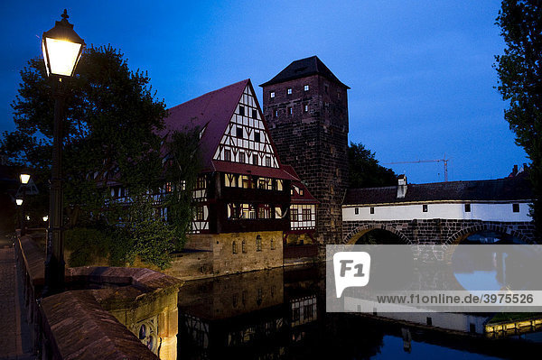 Nacht an der Pegnitz mit Weinstadel  Henkerbrücke  Henkerturm  Henkersteg vor historischer Altstadt  Nürnberg  Franken  Bayern  Deutschland  Europa