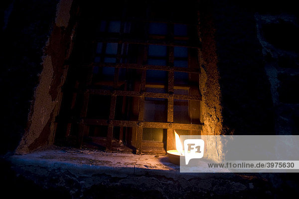 Kerze im vergitterten Fenster in der Altstadt  Castelsardo  Sardinien  Italien  Europa