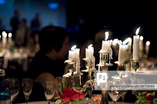 Abgebrannte Kerzen eines Leuchters am Ende einer Hochzeitsfeier