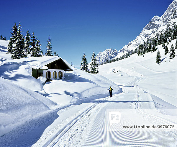Verschneite Winterlandschaft  Haus  Neuschnee  Langlaufspur  Langläufer  Winter