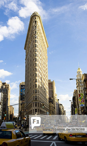 Flatiron Building auf Höhe der 23. Straße an der Kreuzung von Broadway und Fifth Avenue  Manhattan  New York City  USA