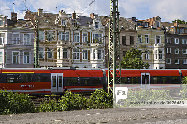 Regio Zug der Deutsche Bahn AG vor Gründerzeithäusern in der Innenstadt von Bonn  Nordrhein-Westfalen  Deutschland  Europa