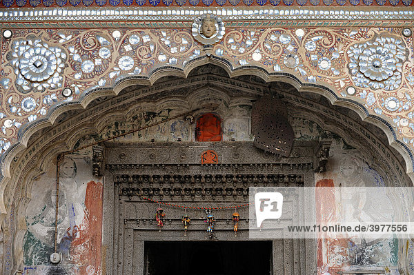 Geschmückter Türbogen eines Kaufmannshauses  Haveli  Mandawa  Region Shekhawati  Rajasthan  Nordindien  Indien  Südasien  Asien