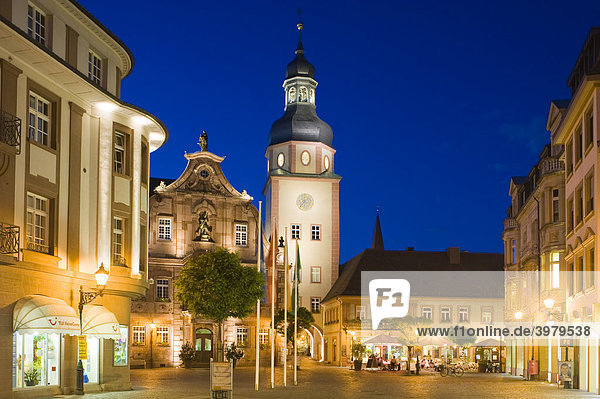 Marktplatz mit Rathaus und Rathausturm  Ettlingen  Baden-Württemberg  Deutschland  Europa
