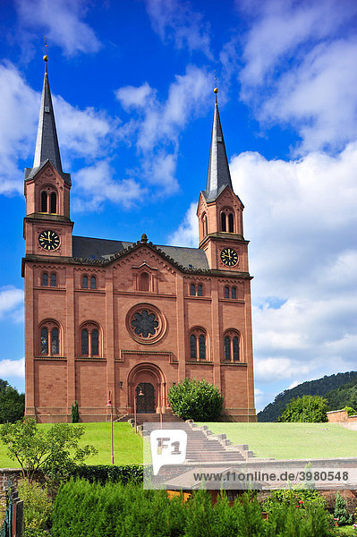 Evangelische Sandsteinkirche mit Doppelturmfassade  Wilgartswiesen  Naturpark Pfälzerwald  Pfalz  Rheinland-Pfalz  Deutschland  Europa