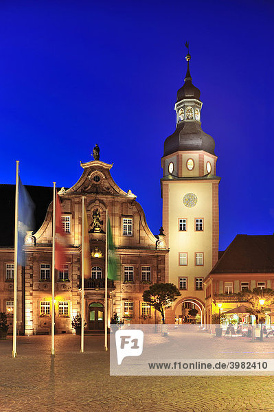 Marktplatz mit Rathaus und Rathausturm  Ettlingen  Schwarzwald  Baden-Württemberg  Deutschland  Europa