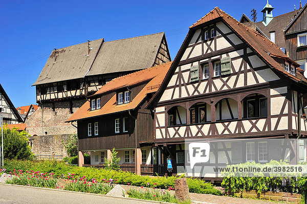 Altstadt Fachwerkhäuser mit Zehntscheuer  Gernsbach  Murgtal  Schwarzwald  Baden-Württemberg  Deutschland  Europa