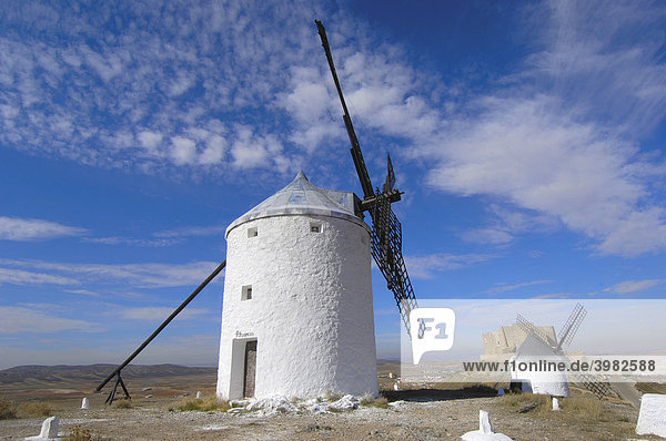 Windmühlen und Caballeros de San Juan de JerusalÈn Schloss  12. Jahrhundert  Consuegra  Provinz von Toledo  Route des Don Quijote  Castilla-La Mancha  Spanien  Europa