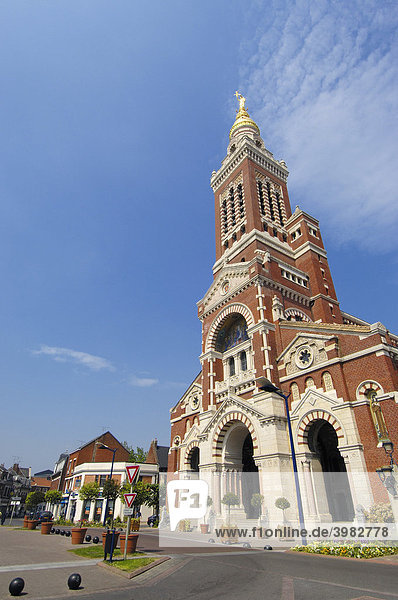 Basilique Notre-Dame-de-Brebieres Basilika  Albert  Picardie  Somme-Tal  Frankreich  Europa