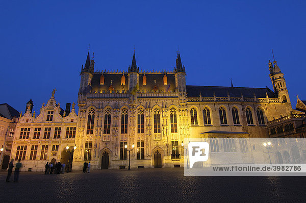 Rathaus in der Dämmerung  Brügge  Flandern  Belgien  Europa
