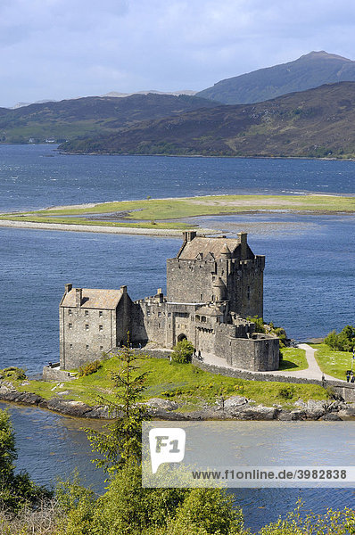 Eilean Donan Castle Burg und Loch Duich See  Highlands Region  Schottland  Vereinigtes Königreich  Europa