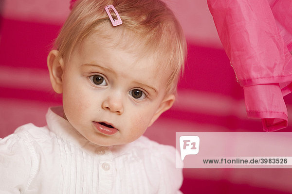 Kleines Mädchen  1-jährig  Portrait vor pinkfarbenem Spielzelt