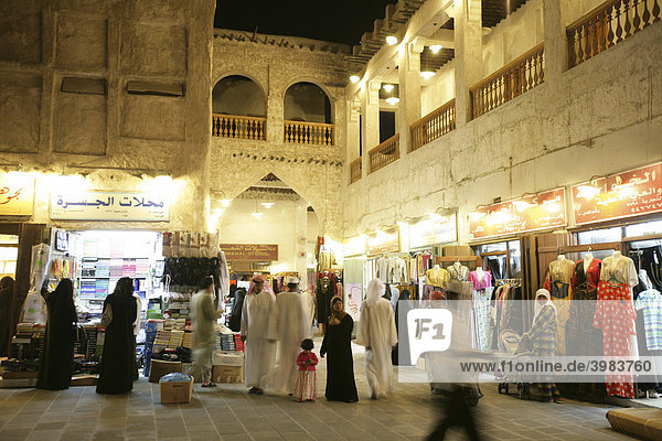 Geschäfte im Souq al Waqif  ältester Souq  Bazar  des Landes  der alte Teil ist frisch renoviert  die neueren Teile wurden im historischen Stil umgebaut  Doha  Katar