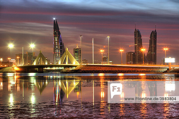 Skyline von der Corniche am King Faisal Highway gesehen  Muharraq Seite  World Trade Center Gebäude  links  daneben die Türme des Financial Harbour Komplex  Muharriq Brücke am Sheikh Isa Causeway  Hauptstadt Manama  Königreich Bahrain  Persischer Golf