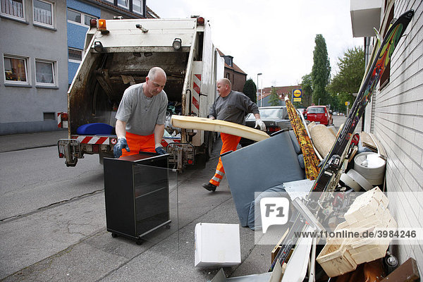 Müllabfuhr  Sperrmüll wird abgeholt  Gelsendienste  Stadtwerke in Gelsenkirchen  Nordrhein-Westfalen  Deutschland  Europa