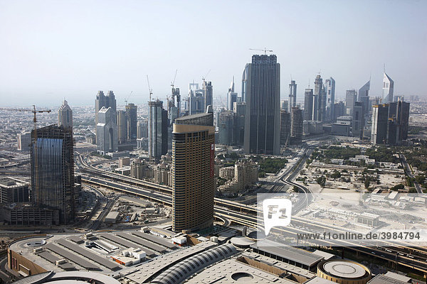 Blick auf die Dubai Mall und hinten die Skyline der Häuser an der Sheikh Zayed Road  Downtown Dubai  Vereinigte Arabische Emirate  Naher Osten