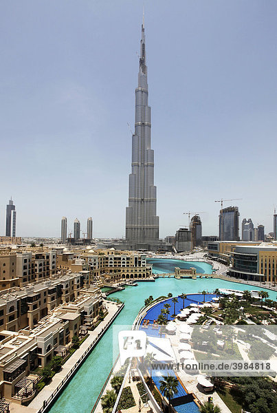 Burj Dubai  höchstes Gebäude der Welt  und Pool-Landschaft des Luxus Hotels The Address  Teil der Downtown Dubai  Vereinigte Arabische Emirate  Naher Osten