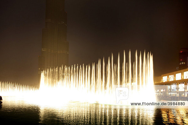 Fontäne am Lake Dubai  weltgrößter Springbrunnen  abendliche Show  Downtown Dubai  Vereinigte Arabische Emirate  Naher Osten