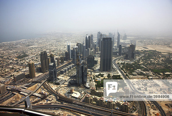 Blick vom Burj Dubai auf die Skyline der Häuser an der Sheikh Zayed Road  Downtown Dubai  Vereinigte Arabische Emirate  Naher Osten