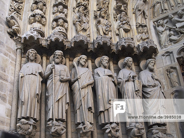 Heiligenfiguren  Detail vom gotischen Eingangsportal der Kathedrale Notre Dame de Paris  Paris  Frankreich  Europa