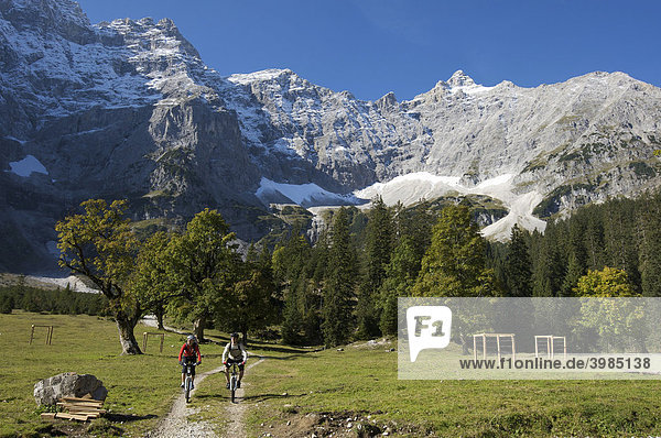Mountainbike riders  Kleiner Ahornboden forest district  Hinterriss  Tyrol  Austria  Europe