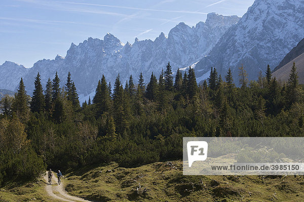 Mountainbike-Fahrer und -Fahrerin zwischen Karwendelhaus und Kleiner Ahornboden  Hinterriß  Tirol  Österreich