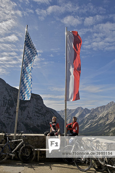 Mountainbike-Fahrer und -Fahrerin machen Rast am Karwendelhaus  Scharnitz  Tirol  Österreich
