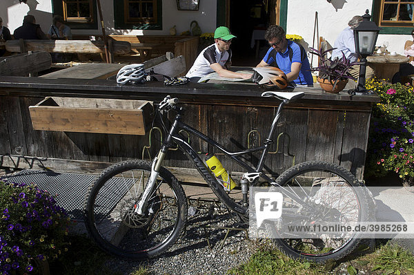 Mountainbike-Fahrer im Gredwirt in Aschau  Tirol  Österreich  Europa
