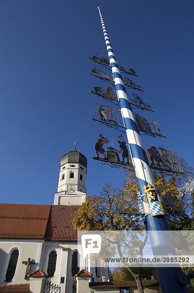 Kirche St. Vitus mit Maibaum im Herbst  Erling  Gemeinde Andechs  Oberbayern  Bayern  Deutschland  Europa