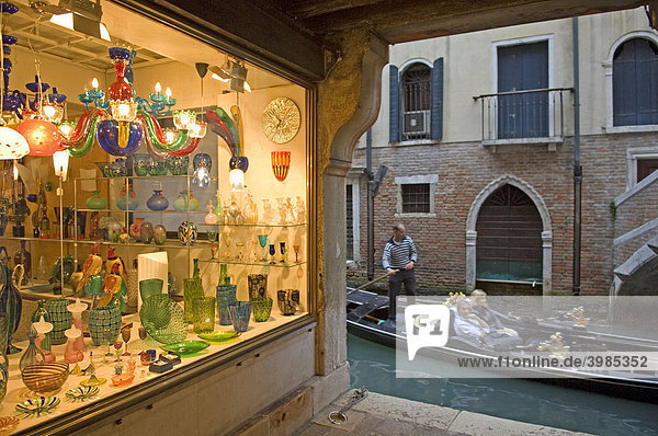 Schaufenster und Seitenkanal in Venedig  Italien  Europa