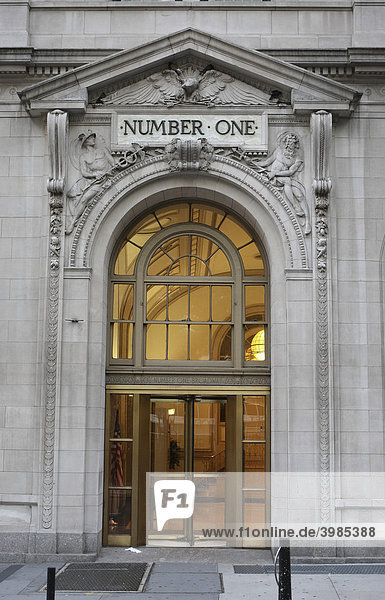 Schriftzug ' Number One ' über dem Eingang eines Gebäudes in der Stadt New York  USA