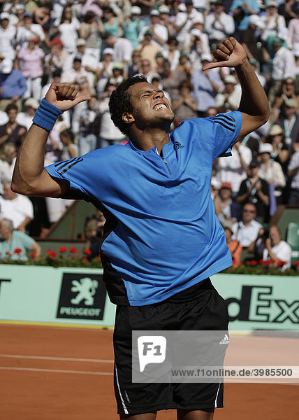 Jo-Wilfried Tsonga  Frankreich  jubelt nach seinem Sieg  Emotion  Tennis  ITF Grand Slam Tournament  French Open 2009  Roland Garros  Paris  Frankreich  Europa