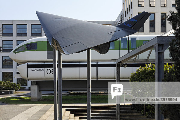 Deutsches Museum Bonn,  Transrapid 06 und futuristisches Flugzeugmodell vor dem Eingang,  Nordrhein-Westfalen,  Deutschland,  Europa