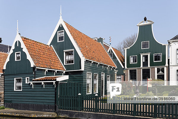 Typische Holzhäuser aus dem 17. Jh.  historischer Ort De Rijp bei Alkmaar  Provinz Nordholland  Niederlande  Europa Holzhäuser
