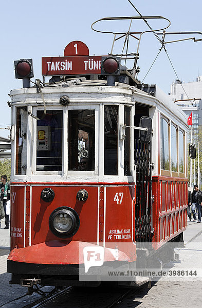 Historische Straßenbahn Taksim-Tünel  Istiklal Caddesi  Unabhängigkeitsstraße Beyoglu  Istanbul  Türkei