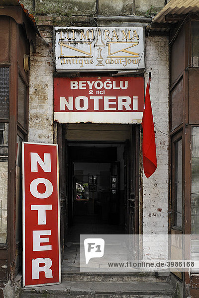 Eingang zu einer Notar-Kanzlei heruntergekommens Hinterhofgebäude Istilal Caddesi Unanbhängigkeitsstraße Beyoglu Istanbul Türkei