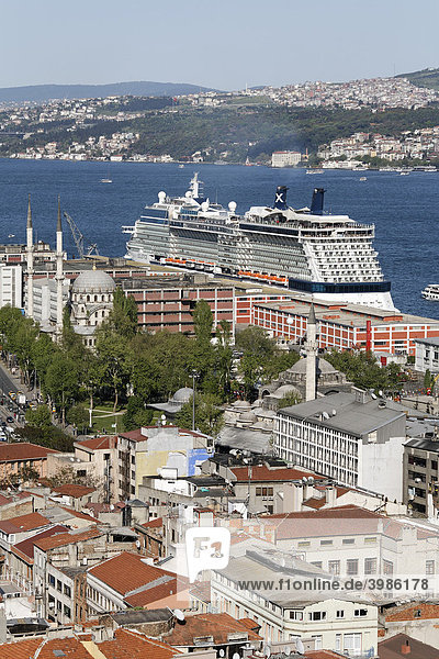Blick über die Dächer von Galatasaray auf den Bosporus  großes Kreuzfahrtschiff am Kai von Tophane  Istanbul  Türkei