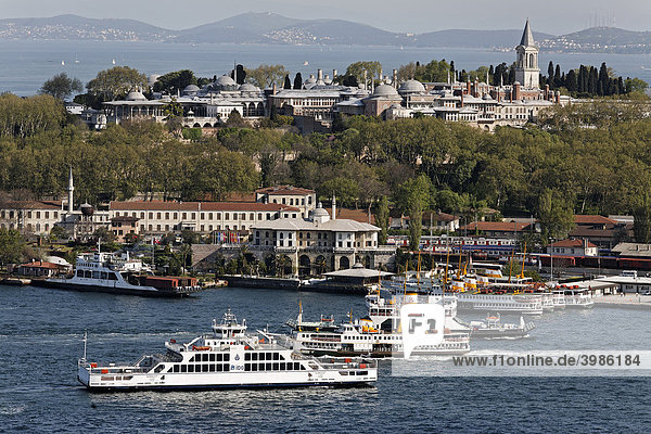 Topkapi-Palast und Schiffsanleger Sarayburnu  Blick vom Galata-Turm Istanbul  Türkei