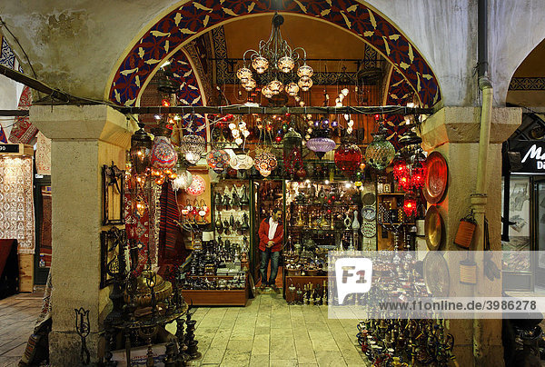Geschäft mit orientalischen Lampen  Arkadengang  Capali Carsi  Großer Basar  Istanbul  Türkei