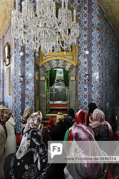 Muslimische Frauen beten vor dem Grabmal von Mohammeds Bannerträger Eyüp Ensari  Mausoleum  Türbesi  Dorf Eyüp am Goldenen Horn  Istanbul  Türkei