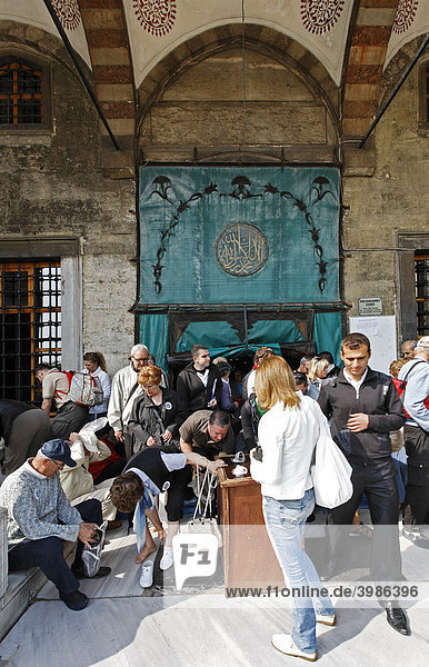 Touristen ziehen ihre Schuhe wieder an  Ausgang der Blaue Moschee  Sultan Ahmet Camii  Sultanahmet  Istanbul  Türkei