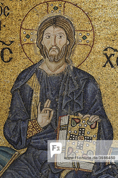 Christusfigur mit Bibel  byzantinisches Mosaik  Hagia Sophia  Aya Sofya  Sultanahmet  Istanbul  Türkei