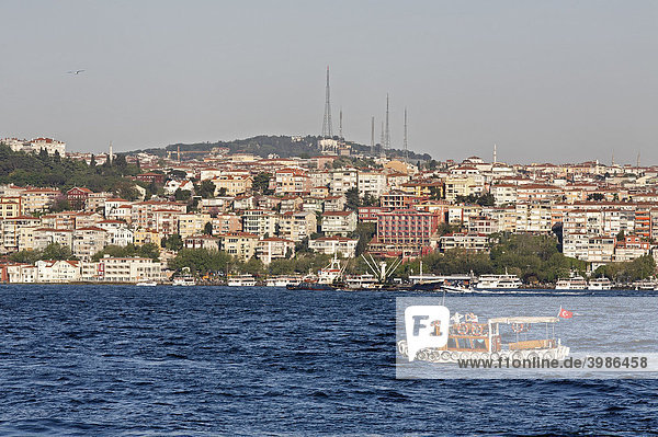 Blick vom Bosporus auf das Üsküdar-Ufer  Istanbul  Türkei